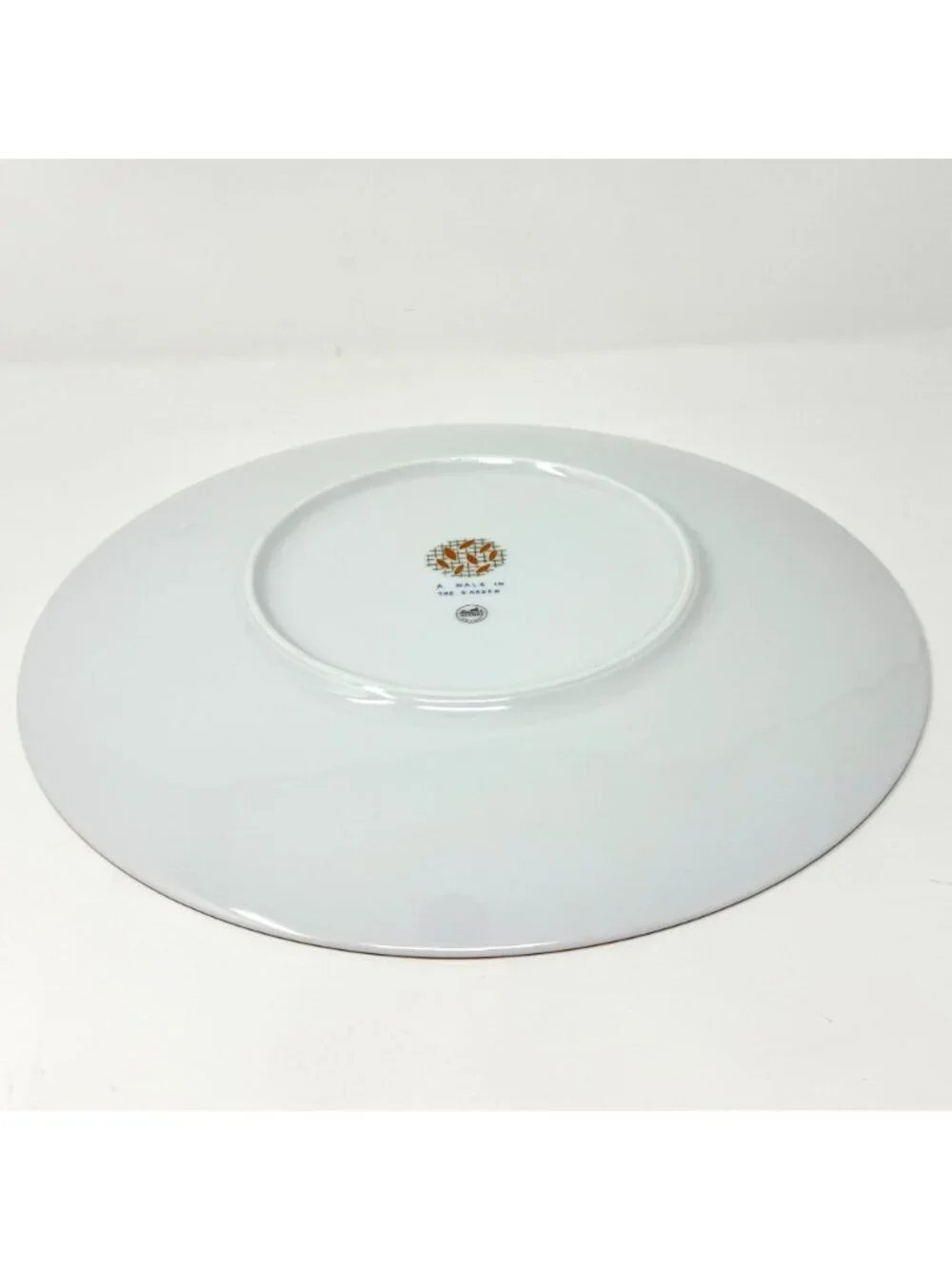 Hermes “A Walk In The Garden” Yellow and White Dinner Plates Set of 2 (Hat Stamp